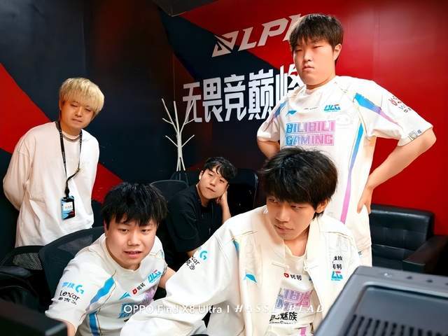 她更是一个 她更是一个